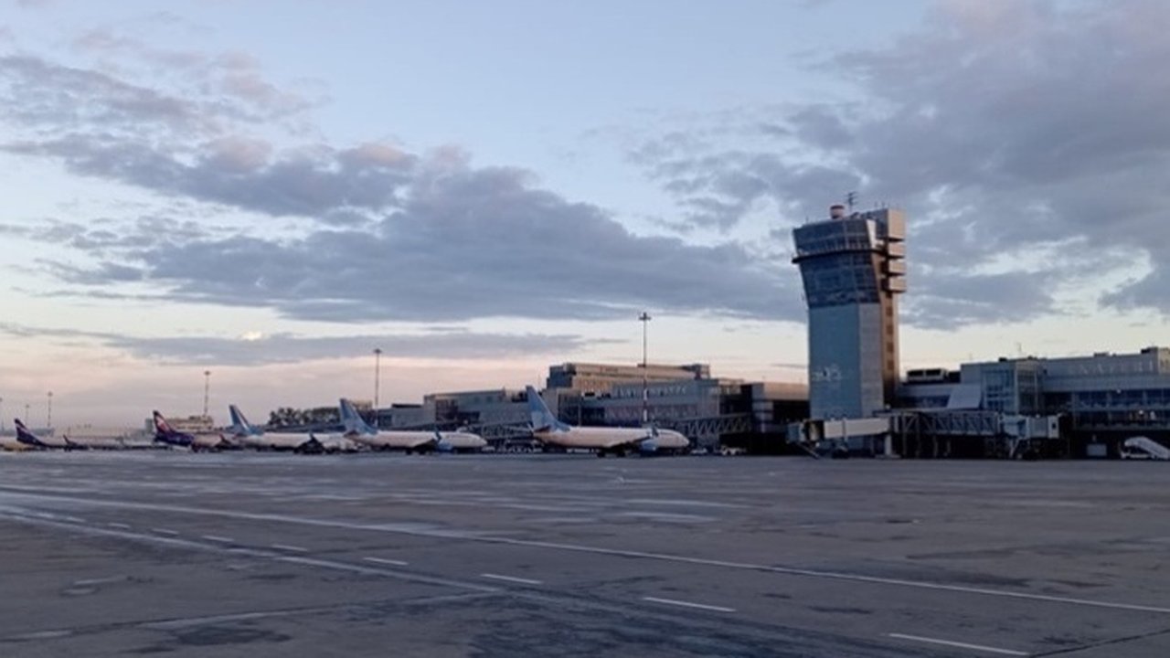 Главная картинка новости: Аэропорт Кольцово снова столкнулся с массовыми задержками рейсов в Москву, Петербург и за границу