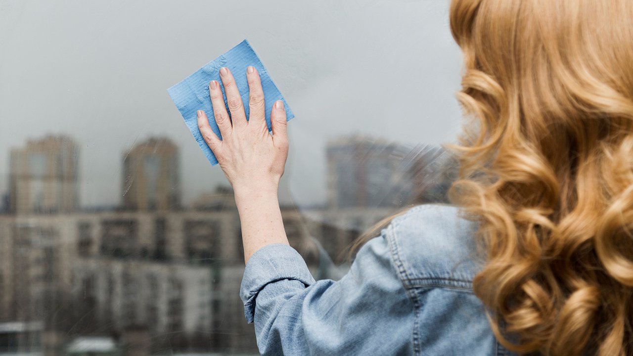 Главная картинка новости: Мойщики окон добавляют в воду один белый порошок — больше никаких пятен: стекла кристально чистые — усилия не потребуются