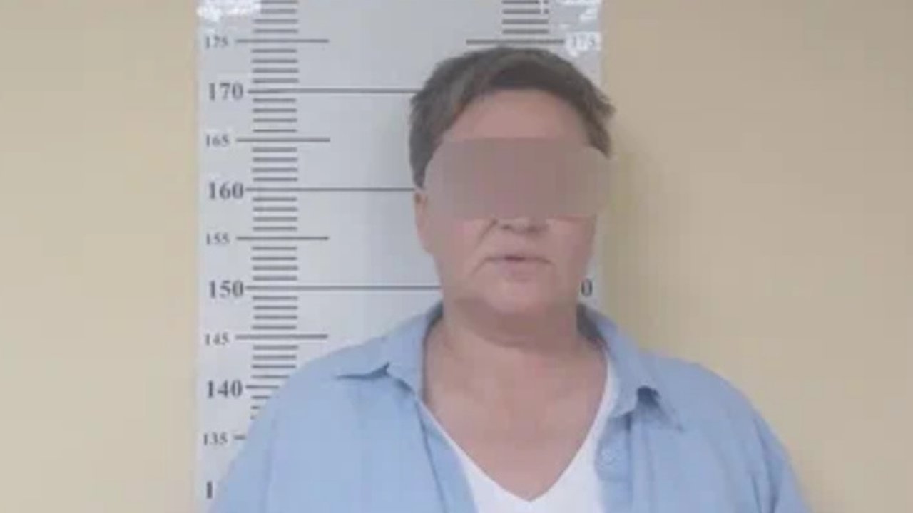 Главная картинка новости: "Отдых под градусом: как екатеринбурженка лишилась отпуска из-за пьяного скандала в аэропорту"