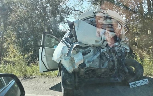 Трагедия в Каменске-Уральском: массовое ДТП унесло жизнь водителя.
