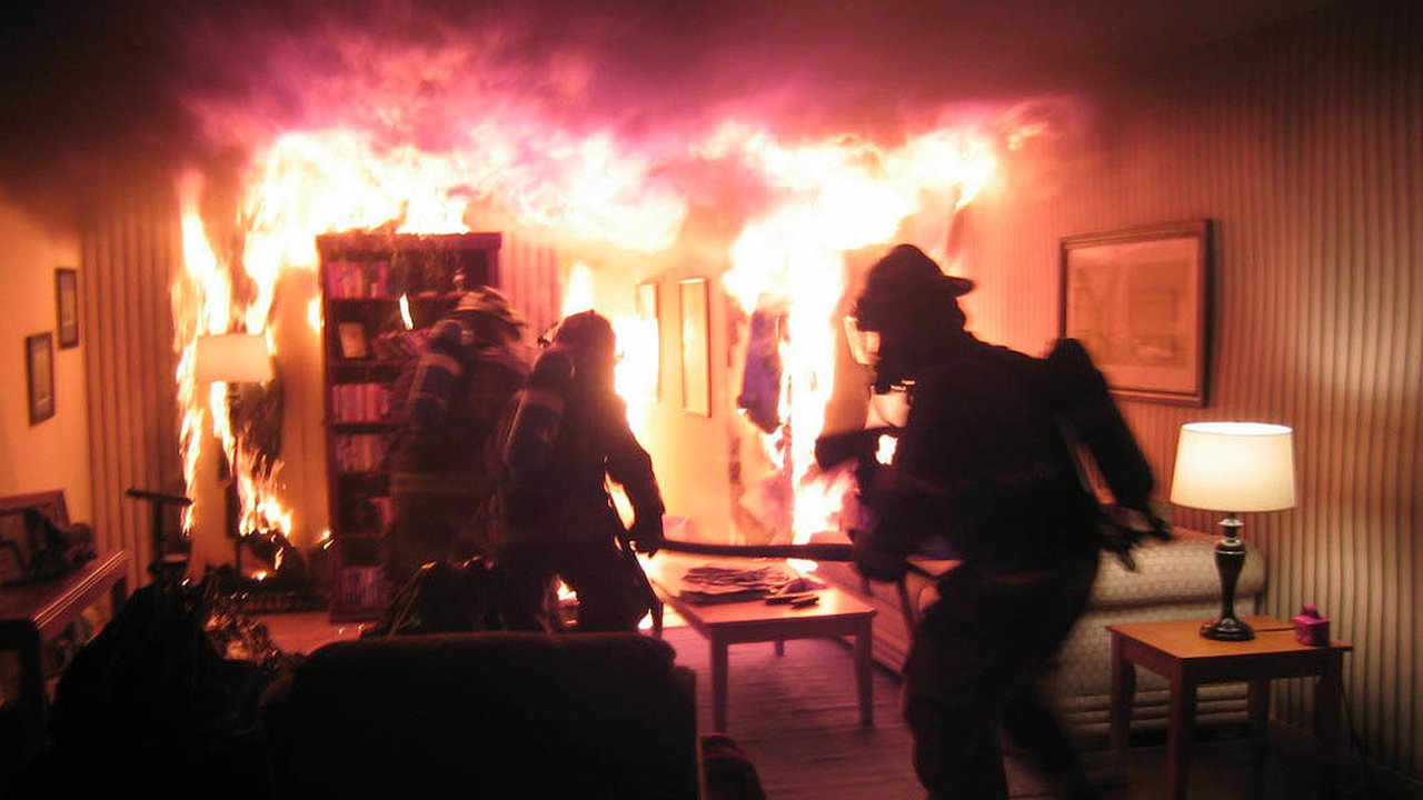 Главная картинка новости: В Екатеринбурге из охваченной огнем квартиры спасли пенсионерку