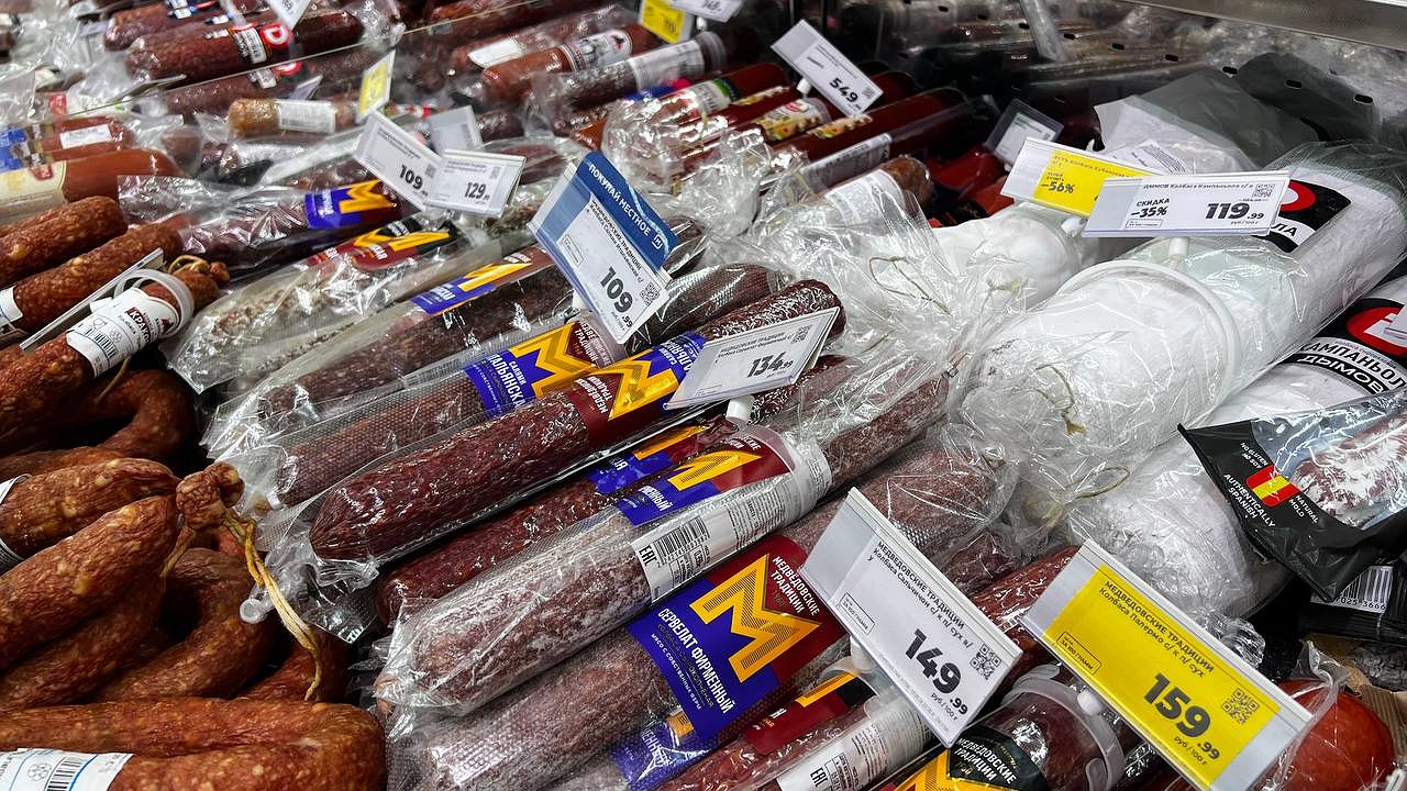 Главная картинка новости: Эта буква в составе мясных продуктов расскажет о них все: поделилась подруга-продавец - сколько лет мы питались отравой