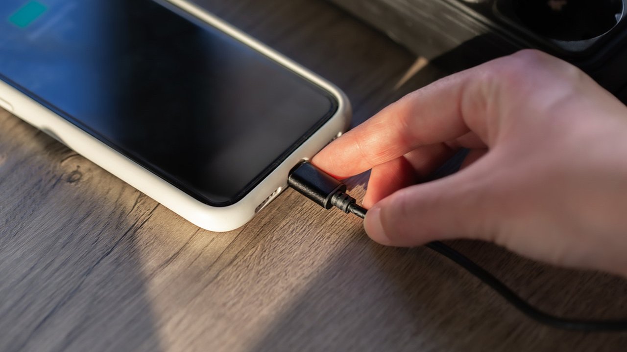 Главная картинка новости: Можно ли на самом деле пользоваться смартфоном, когда он заряжается - запомните раз и навсегда