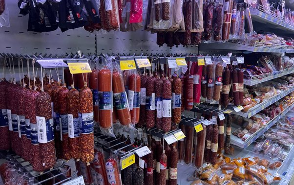 Перемолотые рога и копыта, мяса нет: Росконтроль назвал бренды колбасы, которые лучше обходить стороной в магазине