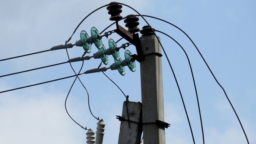 Главная картинка новости: Оборвавшийся провод ЛЭП повредил автомобиль в Екатеринбурге