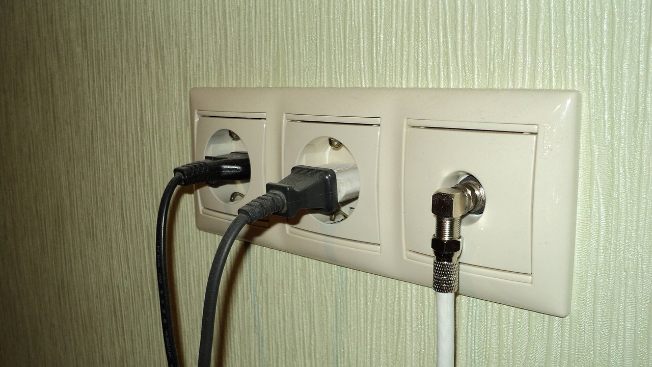 Главная картинка новости: Три прибора, которые никогда нельзя выдергивать из розетки: ошибка, которая дорого вам обойдется