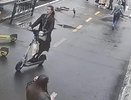 «Мастер-класс по бессовестности»: В центре Екатеринбурга самокатчица сбила пешехода и скрылась