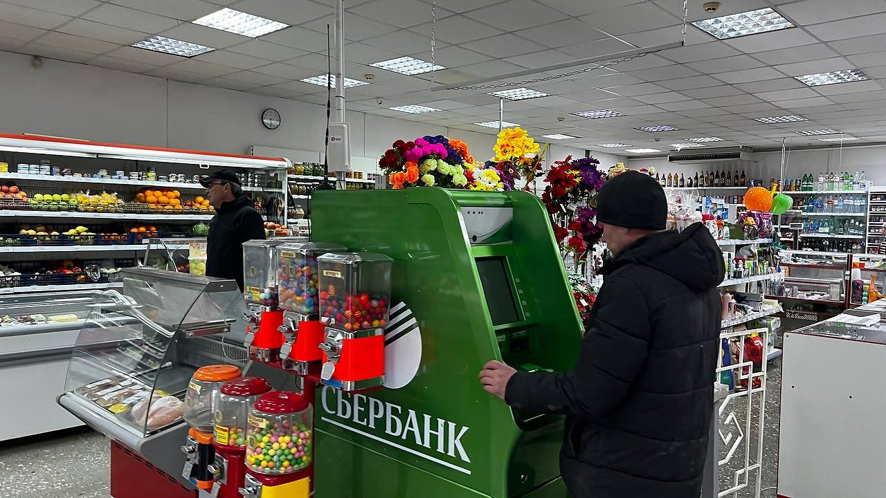 Главная картинка новости: Центробанк заблокирует карты россиян за снятие наличных: поспешите снять деньги через банкомат до 1 сентября