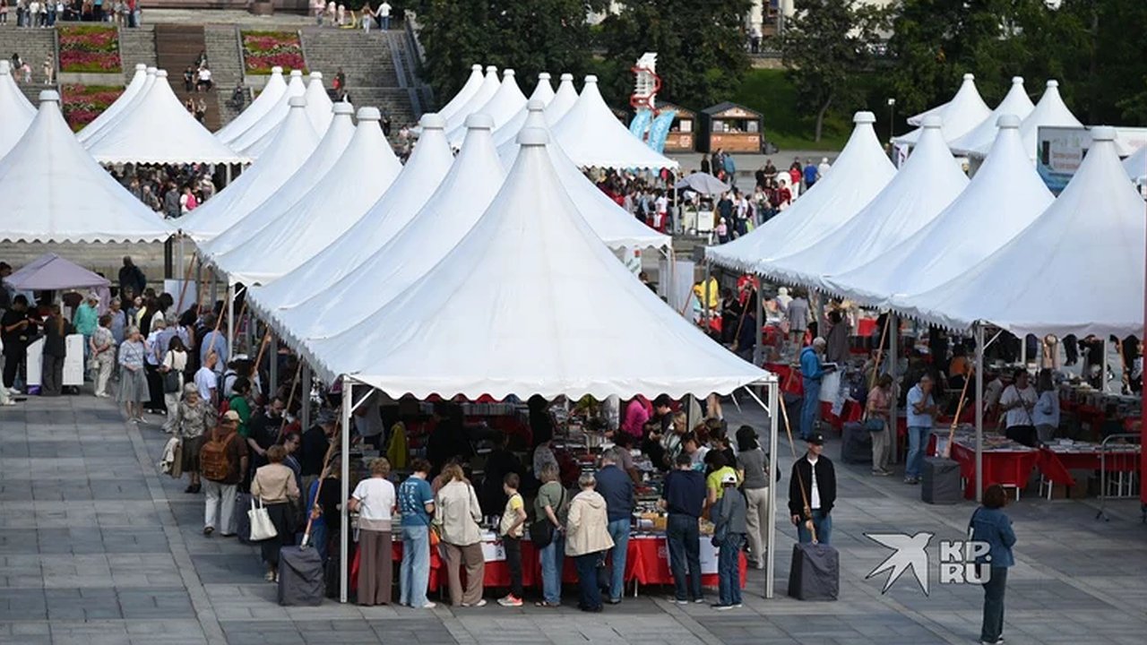 Главная картинка новости: Донцова, Водолазкин и 150 издательств: в Екатеринбурге стартовал книжный фестиваль «Красная строка»