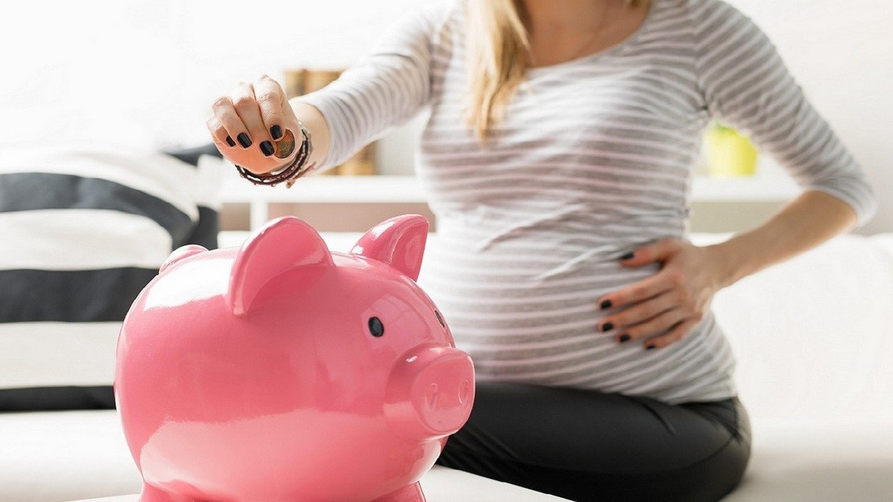 Главная картинка новости: С 1 сентября студенткам Свердловской области увеличат декретные выплаты до 124 тысяч рублей