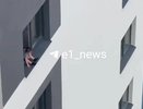 Мать посадила ребенка на подоконник 5-го этажа в Академическом: реакция возмущенных соседей