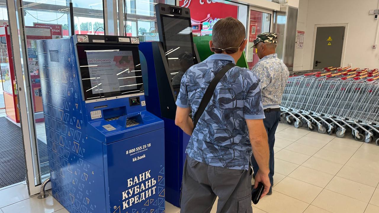 Главная картинка новости: Как рискует пенсионер, если не снимает пенсию с банковской карты каждый месяц: рассказал эксперт