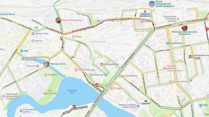 Главная картинка новости: Дорожный коллапс у вокзала: изменение режима светофоров спровоцировало пробки в Екатеринбурге