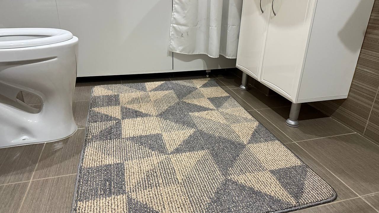 Главная картинка новости: Россияне избавляются от ковриков в ванной: что выбирают вместо них и почему старые больше не нужны