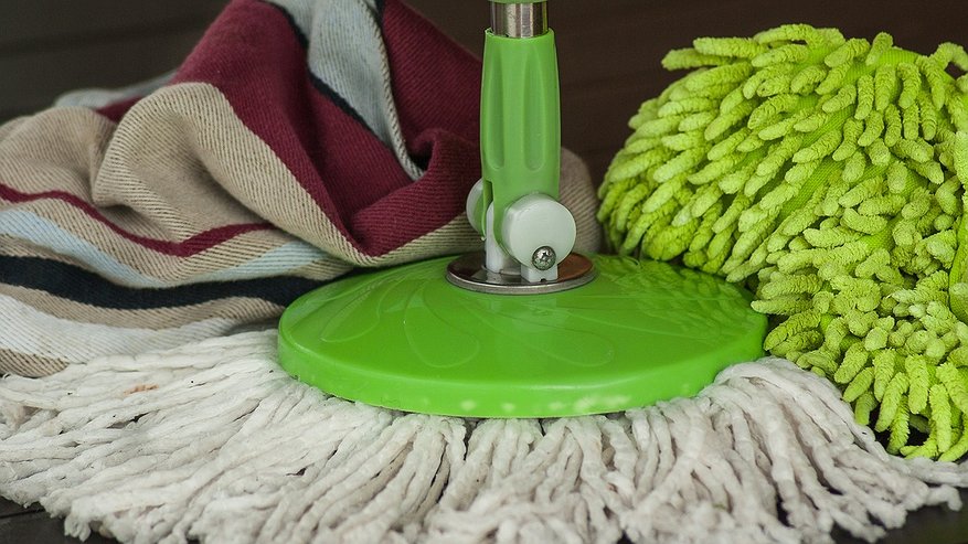 Главная картинка новости: Вся уборка насмарку: 7 фатальных ошибок во время мытья полов - из-за них полы будут еще грязнее