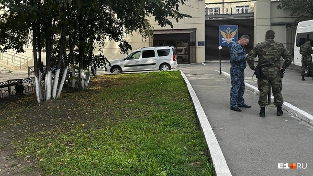 Главная картинка новости: Режим полной изоляции: что известно о чрезвычайной ситуации вокруг екатеринбургского СИЗО после побега