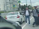 Дорожный инцидент в Екатеринбурге: мужчина устроил драку с бутылкой виски на перекрестке