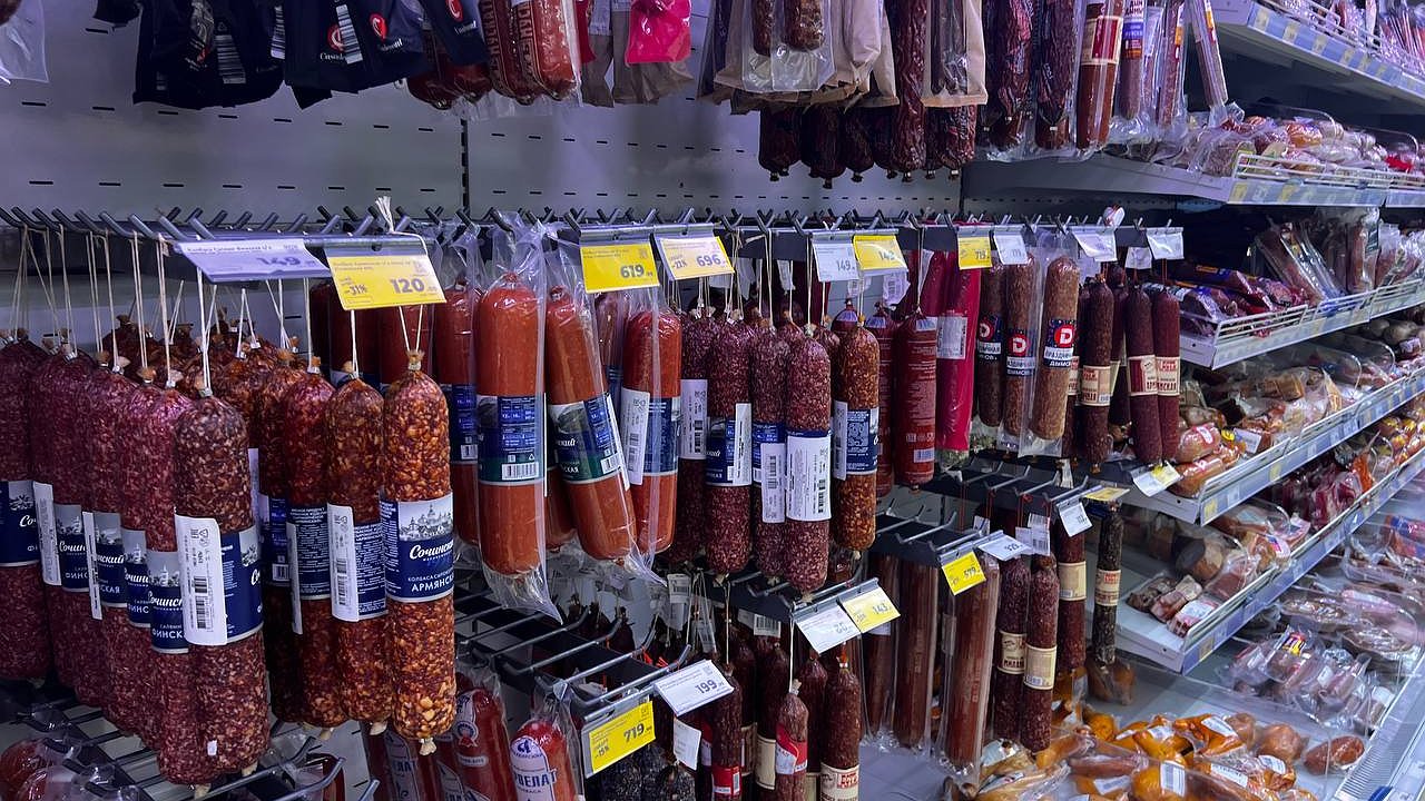 Главная картинка новости: Чужая ДНК и краситель – эксперты Роскачества проверили популярные марки колбасы: такую не стоит брать даже по акции