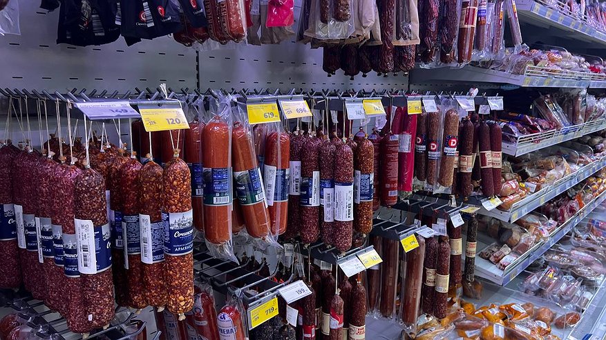 Главная картинка новости: Чужая ДНК и краситель – эксперты Роскачества проверили популярные марки колбасы: такую не стоит брать даже по акции