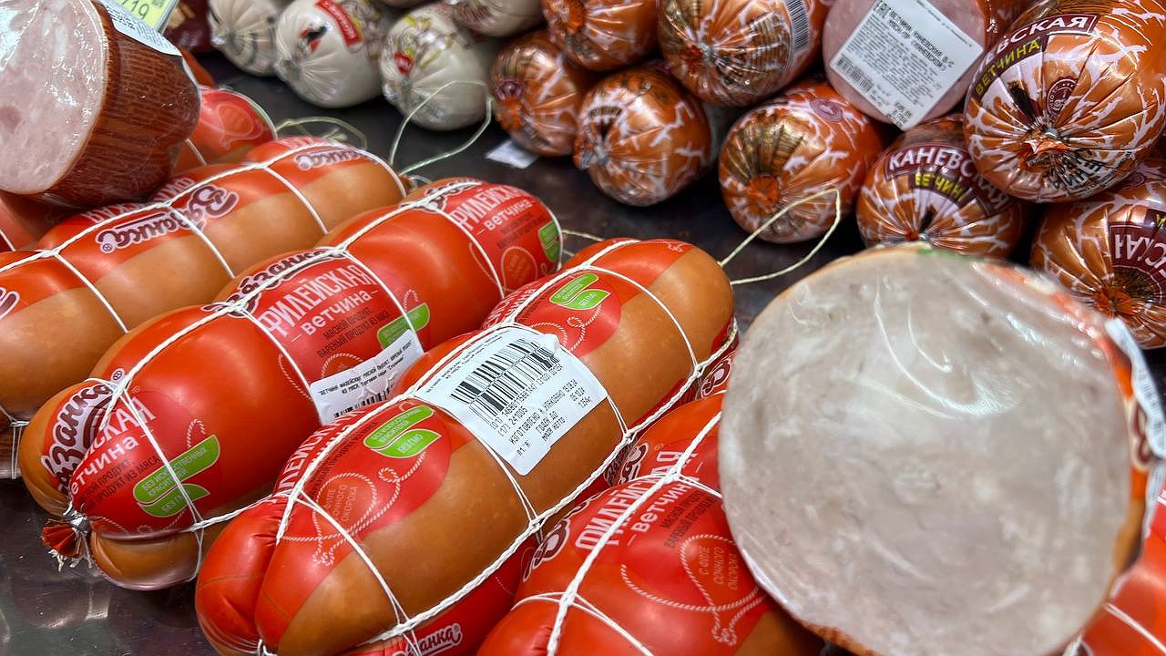 Главная картинка новости: Сравнил белорусскую варёную колбасу с российской: цена похожа, а качество разное - вот в чем разница