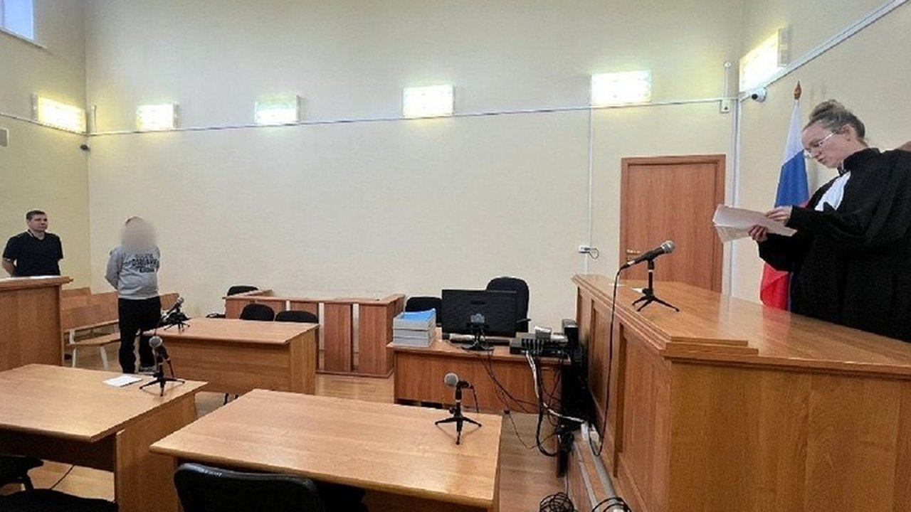 Главная картинка новости: Пистолет и нож в штанах: уралец получил 14 суток ареста за необычное хулиганство