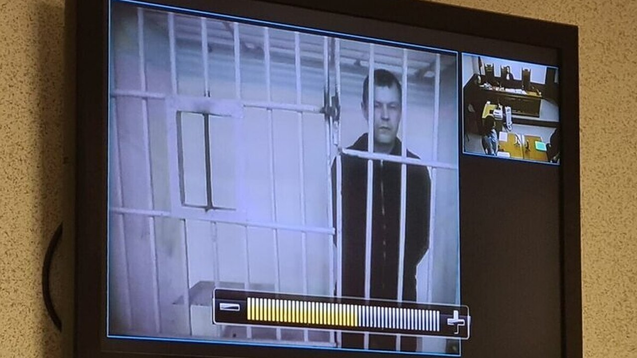 Главная картинка новости: Апелляционный суд оставил под стражей обвиняемого в убийстве двух девочек 1994 года