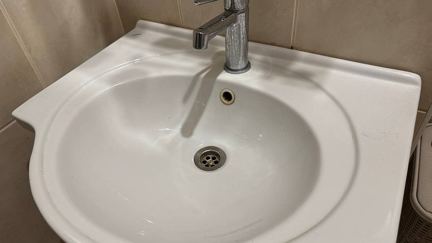 Главная картинка новости: Вода исчезает за секунды: сантехник показал, как прочистить слив без химозы — вантуз теперь не нужен