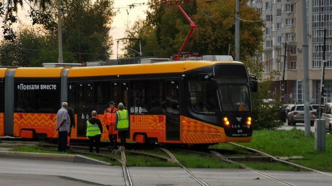 Главная картинка новости: В Екатеринбурге сломался самый длинный трамвай России: вагоны стояли более часа