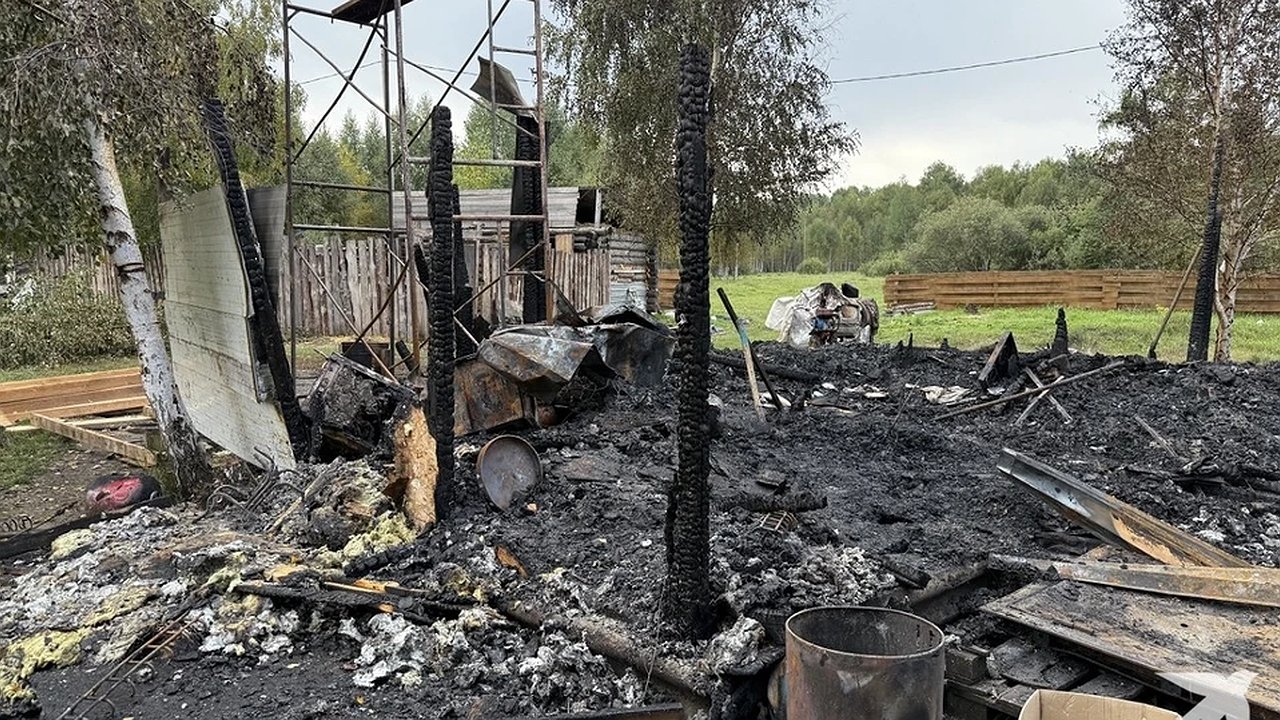 Главная картинка новости: Трагедия в уральской семье: трое детей погибли при пожаре из-за замыкания стиральной машины