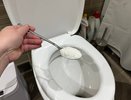 Засыпала ложку соли в унитаз, а на утро он как новый: проверяю советы от горничной