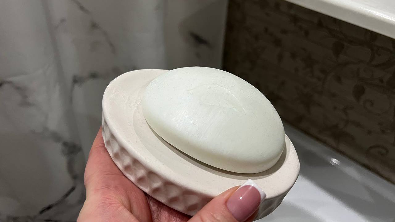 Главная картинка новости: Всегда кладу мыло в обувь после улицы: простая и полезная хитрость, которой меня научила ещё моя бабушка