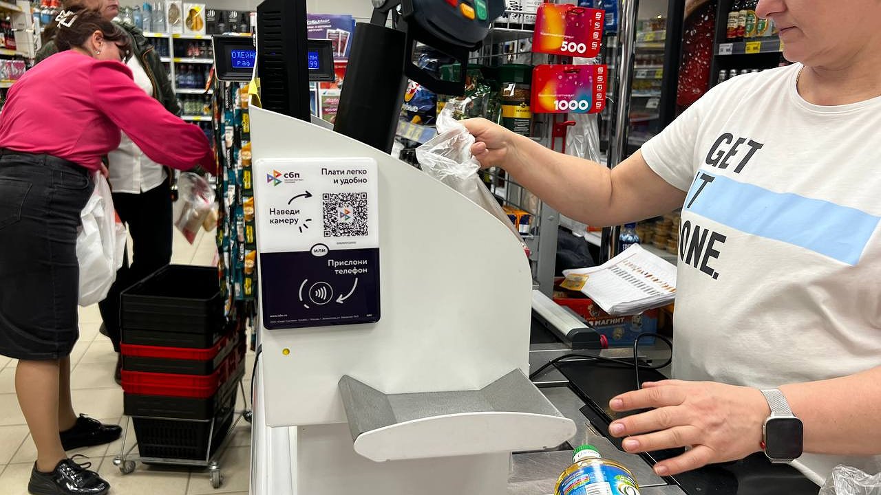 Главная картинка новости: Отмена бумажных чеков в "Магнитах" и "Пятерочках" может оставить покупателей без денег: вот в чем ловушка