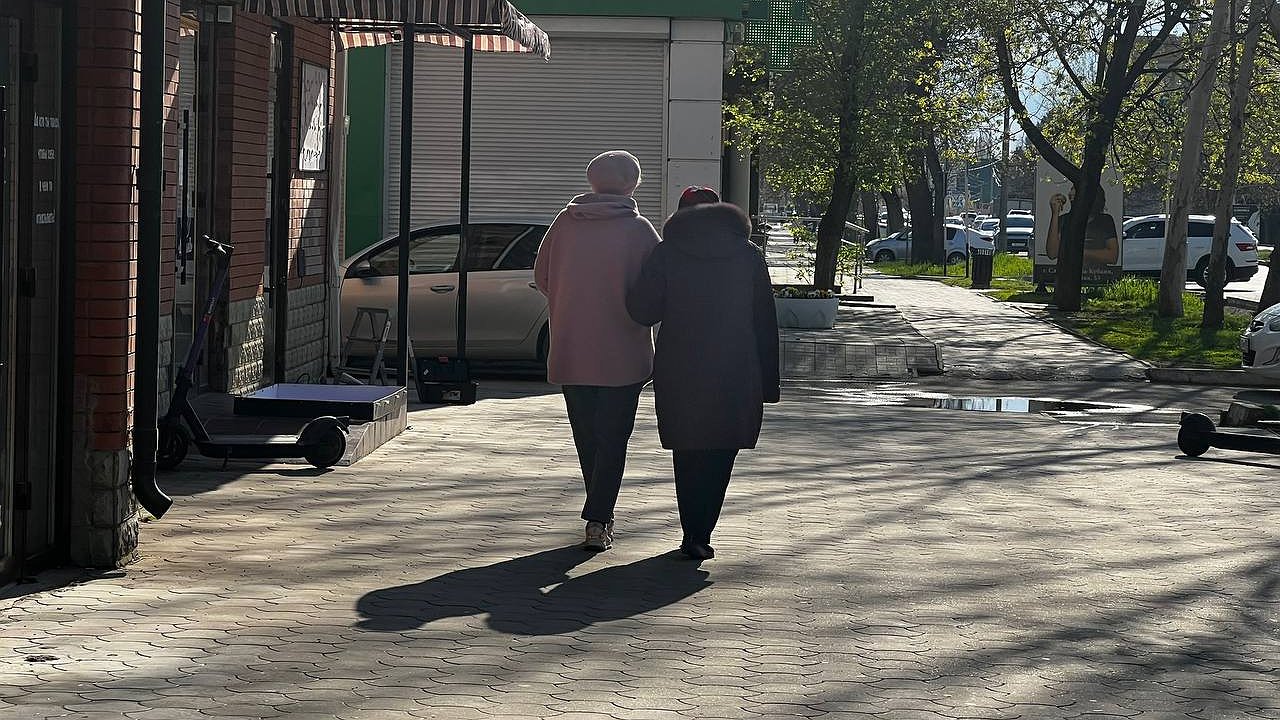 Главная картинка новости: Такие выплаты полагаются женщинам с 55 лет и мужчинам с 60 лет – полный список