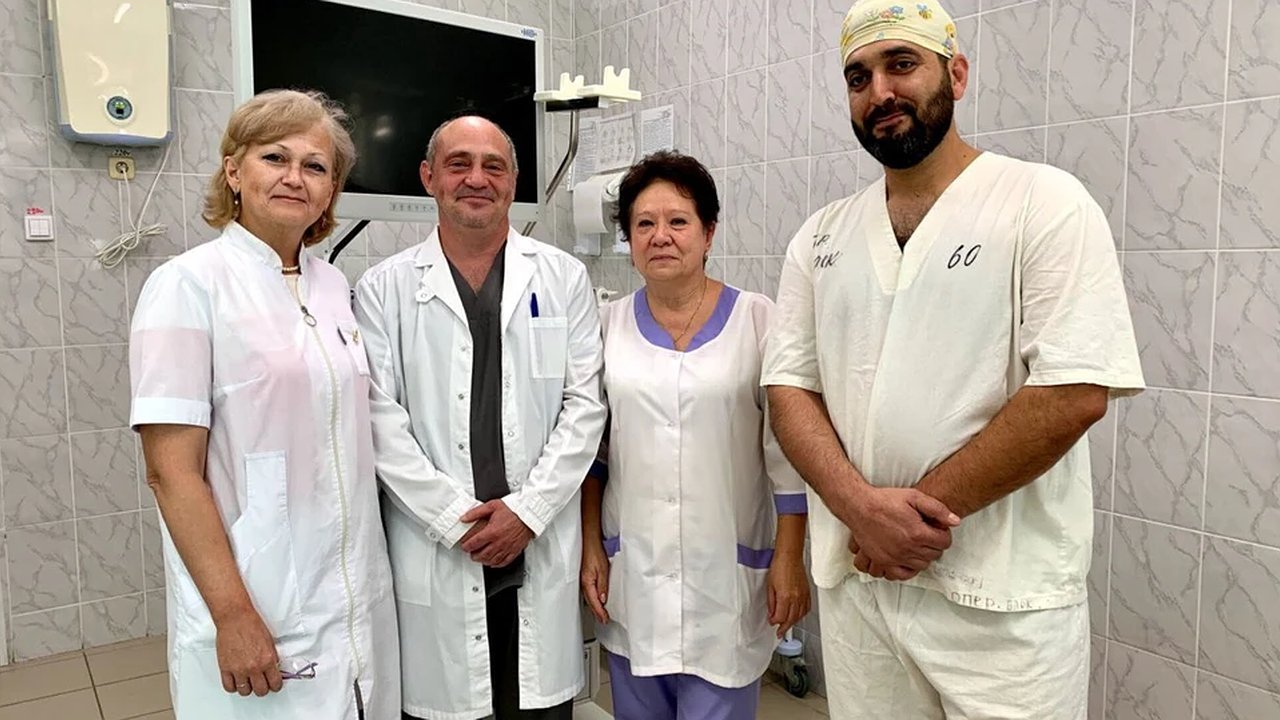 Главная картинка новости: Неожиданная находка в рюмке: как уральские врачи спасли мужчину, проглотившего иглу