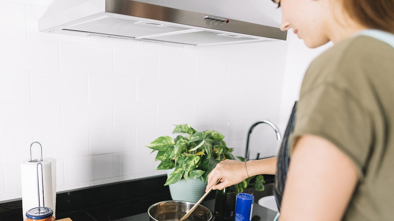 Главная картинка новости: Почему умные хозяева отказываются от вытяжек: современная альтернатива, которая удобнее и эффективнее