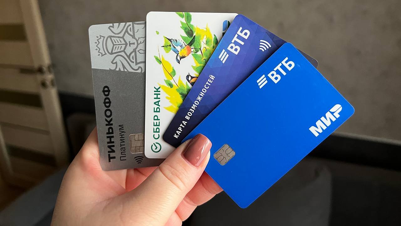 Главная картинка новости: Названы переводы с карты на карту, за которые заберут налог 13%: какие операции попадают под новое правило