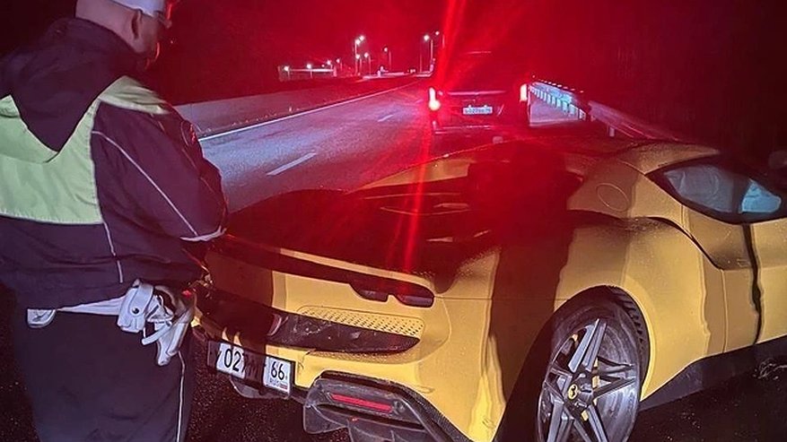 Главная картинка новости: В воскресенье Ferrari разбился на Пермском тракте: водитель спорткара не учел погодные условия