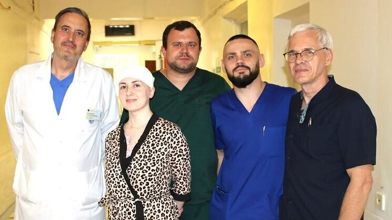 Главная картинка новости: В Екатеринбурге врачи спасли жизнь беременной пациентке с опухолью мозга