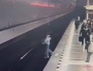 Девушка упала на рельсы в екатеринбургском метро из-за головокружения