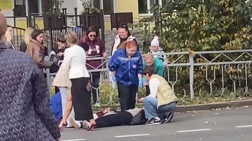 Главная картинка новости: Таксист сбил мать с ребенком у школы в Екатеринбурге: девочку увезли на реанимобиле