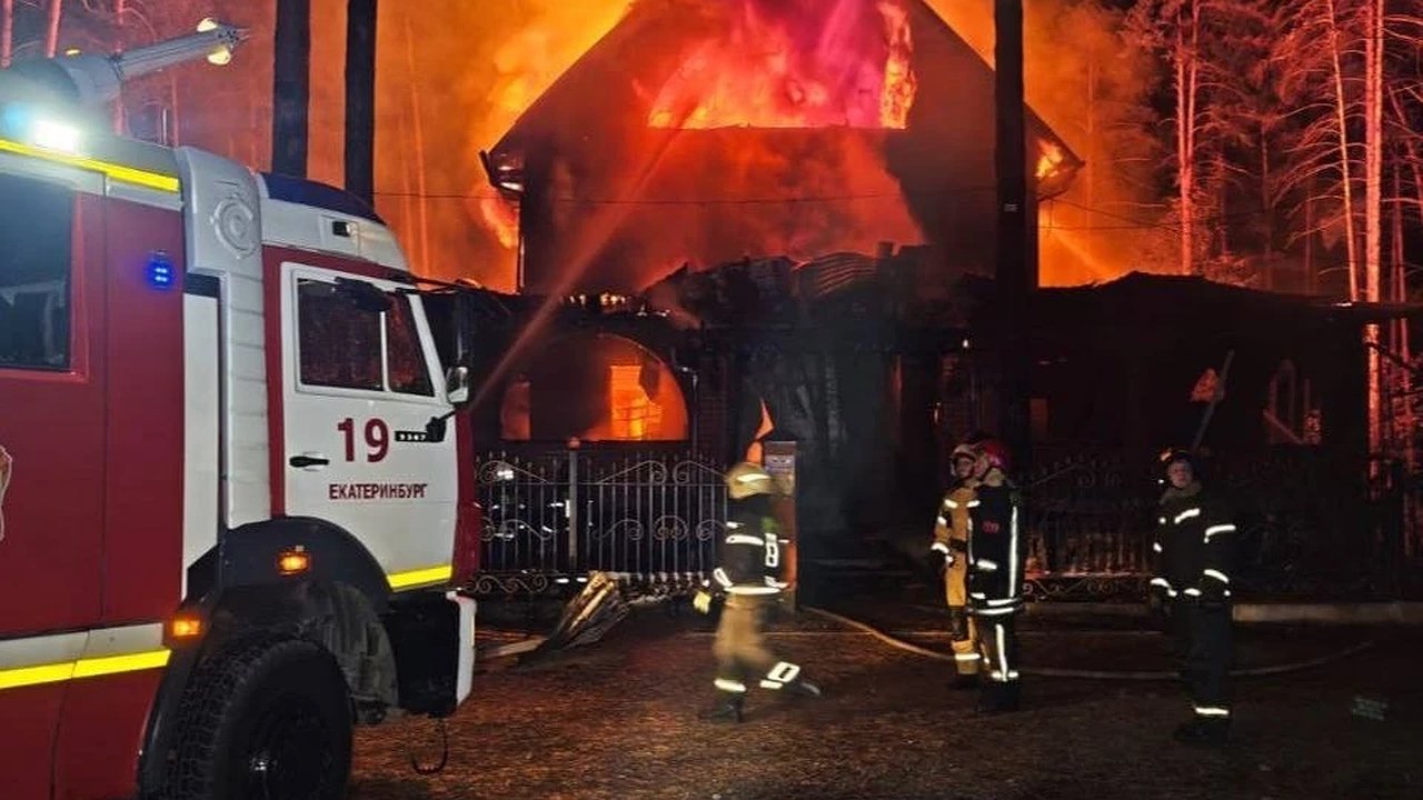 Главная картинка новости: На Уралмаше полностью сгорело кафе «Караван»
