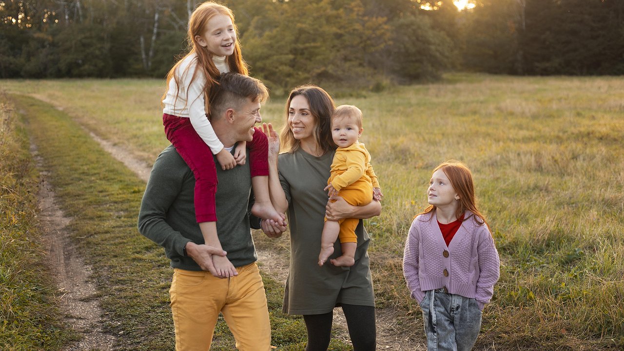 Главная картинка новости: Финансовая поддержка вместо земли: свердловские многодетные семьи получат дополнительные выплаты