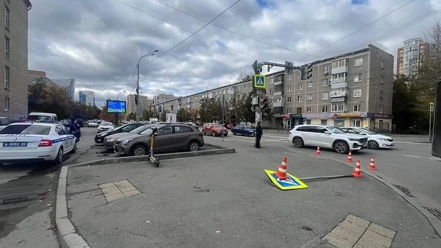 Главная картинка новости: Подросток пострадал от упавшего знака: водитель МАЗа отвлекся на навигатор в Екатеринбурге