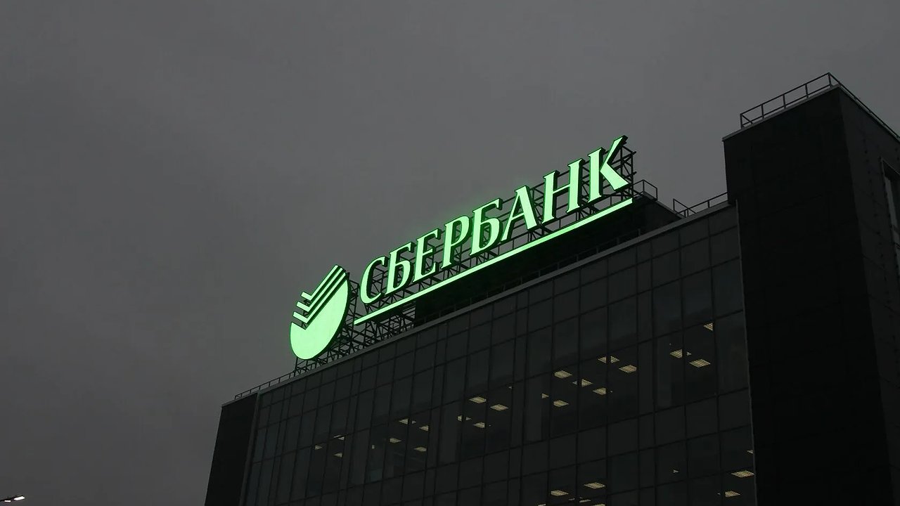 Главная картинка новости: Екатеринбург меняет облик: крышные вывески и медиаэкраны могут исчезнуть с улиц города