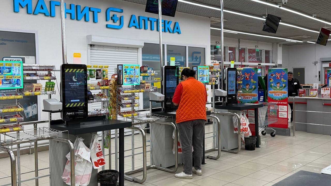 Главная картинка новости: Важная хитрость касс самообслуживания: почему лучше пробить товары у кассира