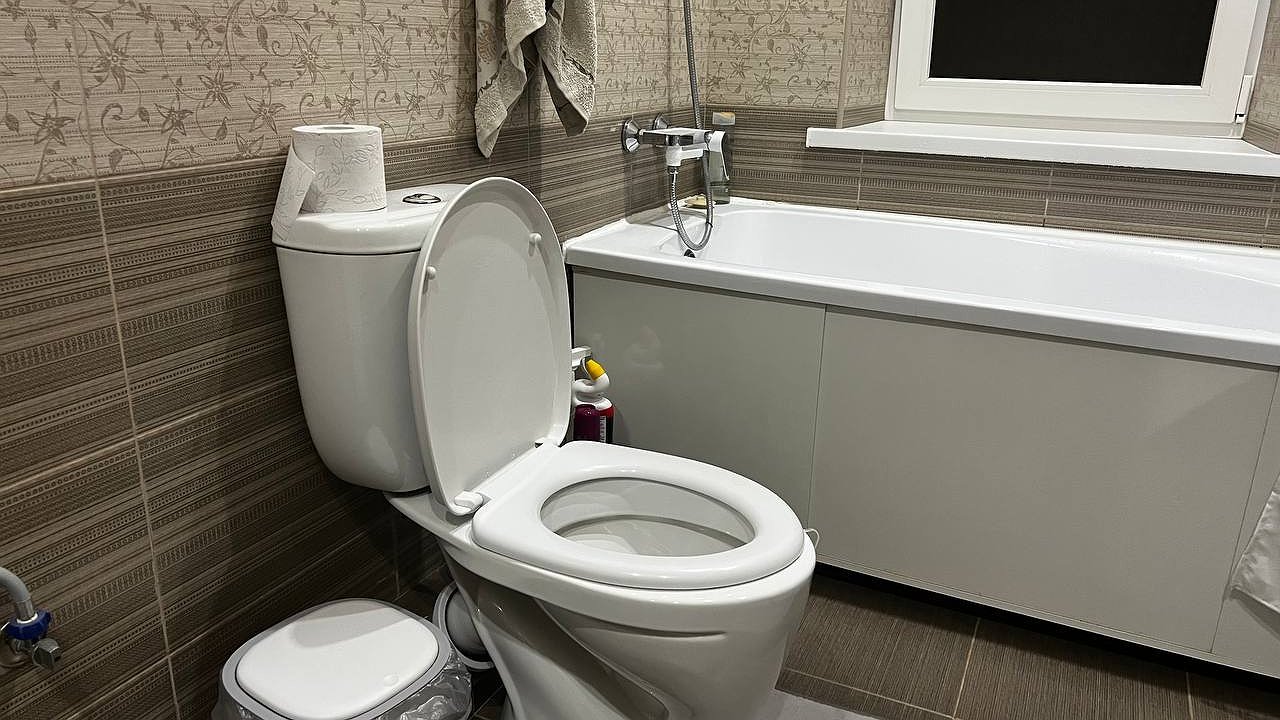 Главная картинка новости: Как оперативно очистить бачок унитаза от ржавчины и известкового налета: смывать начнет как новенький