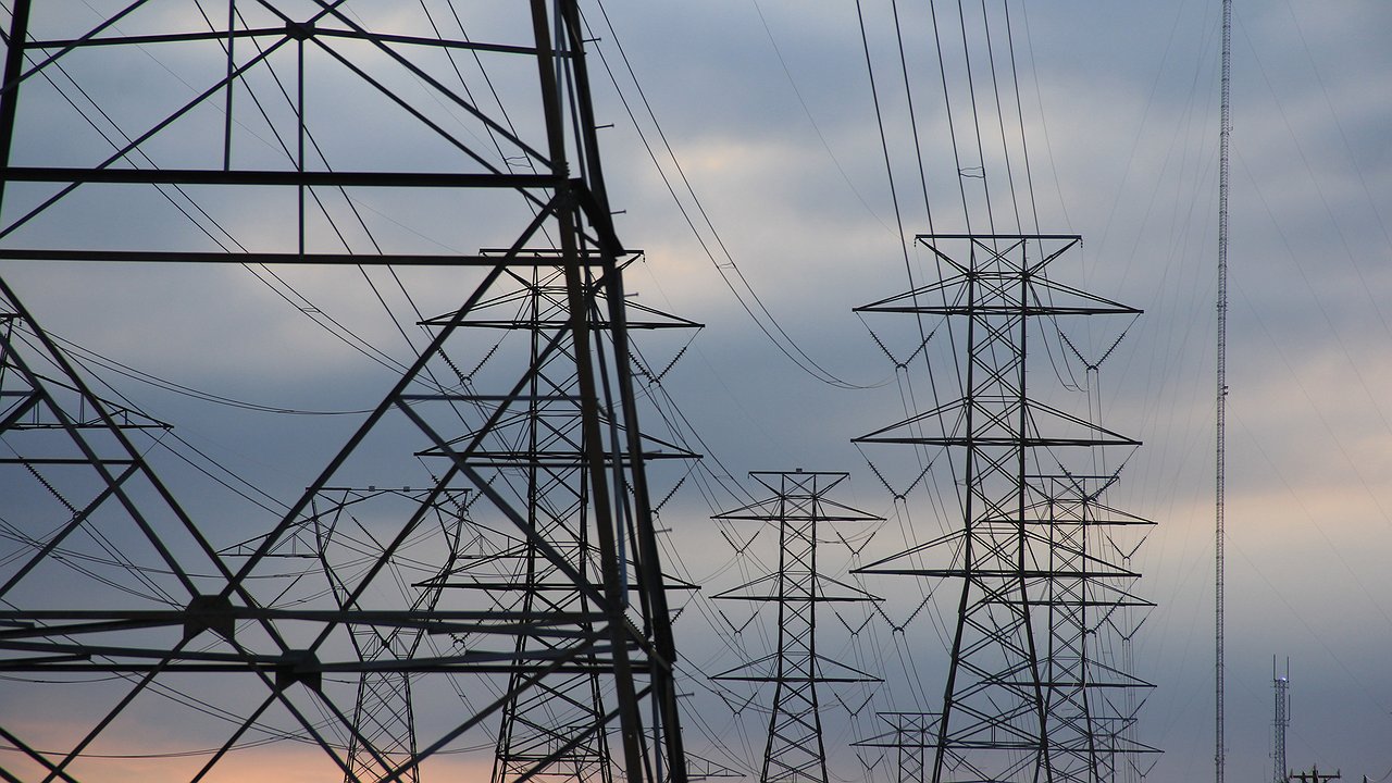 Главная картинка новости: Энергетики восстановили подачу электричества в микрорайонах Екатеринбурга после крупной аварии