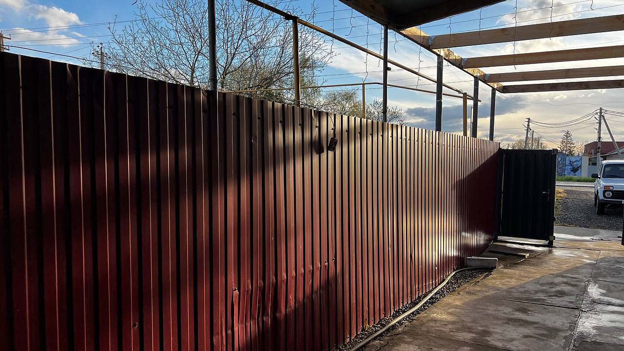 Главная картинка новости: Никогда не устанавливайте забор "красивой" стороной к своему участку - 3 причины: пусть любуется сосед