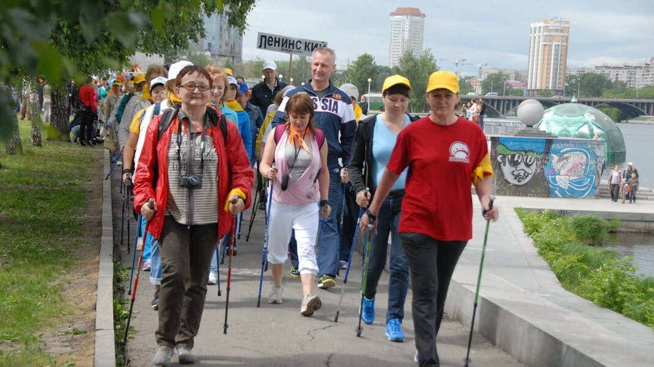 Главная картинка новости: Ирина Слуцкая приглашает свердловчан на северную ходьбу: бесплатные тренировки для всех возрастов