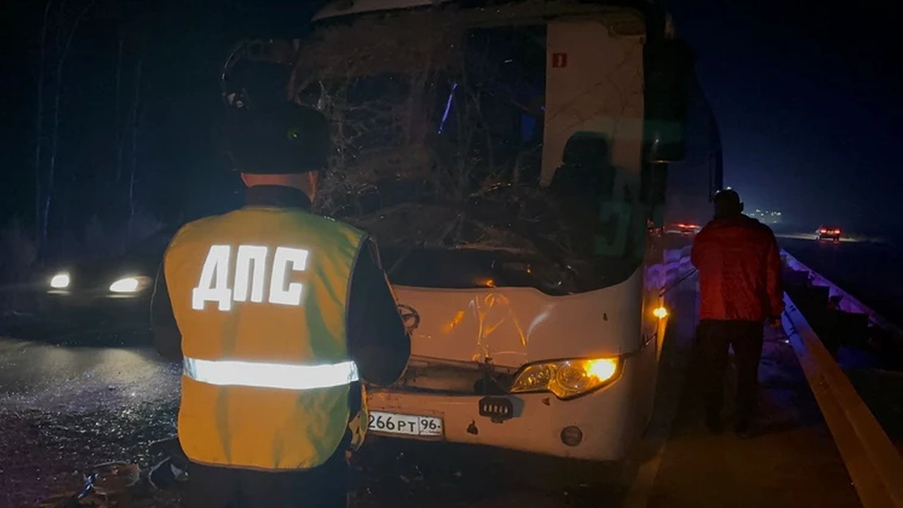 Главная картинка новости: На Тюменском тракте под Екатеринбургом автобус с детьми столкнулся с грузовиком: есть пострадавшие